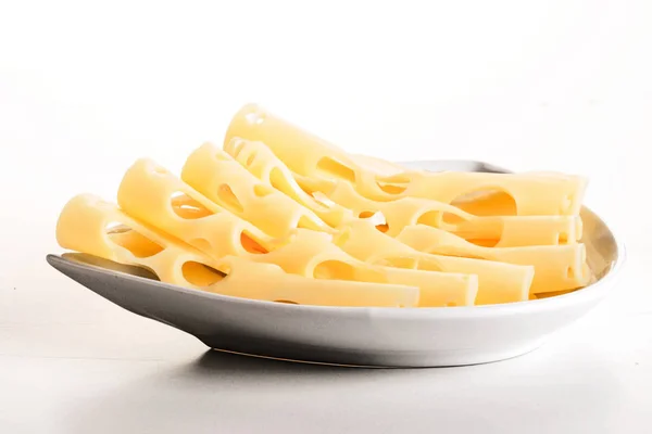 Fatias de queijo no prato — Fotografia de Stock
