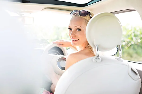 Boldog nő vezetés autó — Stock Fotó