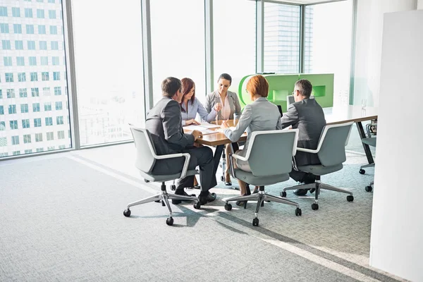 Empresarios en sala de conferencias — Foto de Stock