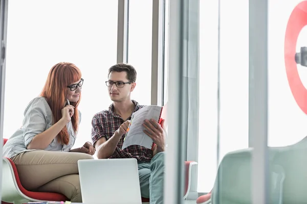 Compañeros de negocios leyendo archivo — Foto de Stock