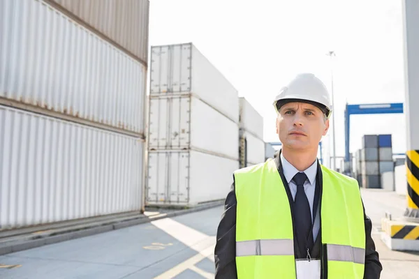 Male worker in shipping yard — Stock Photo, Image