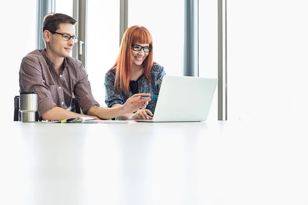 Colleghi di lavoro che utilizzano il computer portatile — Foto Stock