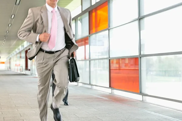 Empresario corriendo en la plataforma ferroviaria — Foto de Stock