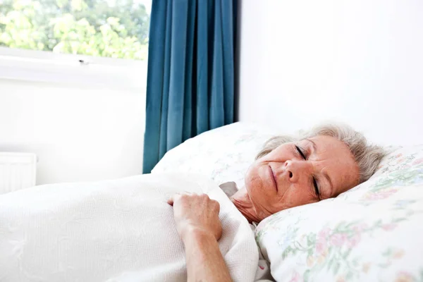 Senior vrouw slapen in bed — Stockfoto