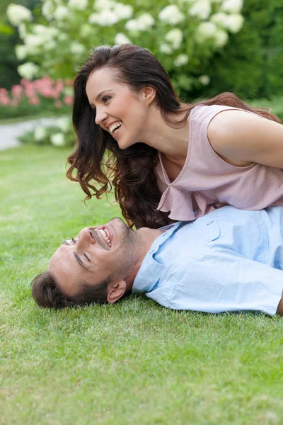 Couple ayant du temps libre dans le parc — Photo