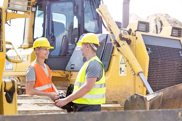 Engineers at construction site — Stock Photo, Image