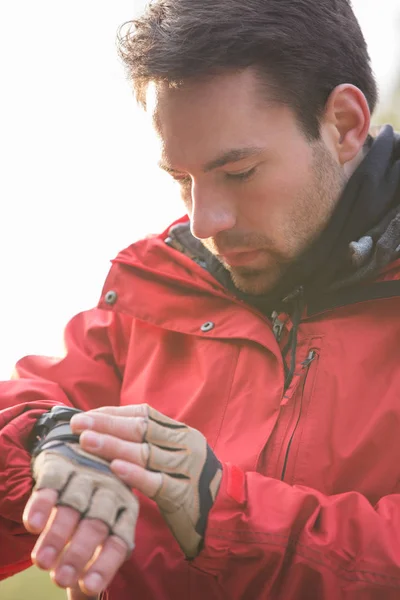 Male hiker checking time — Stock Photo, Image