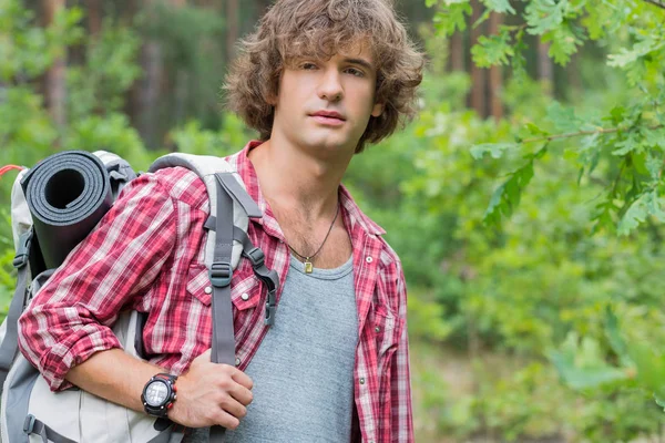 Unga manliga hiker med ryggsäck — Stockfoto