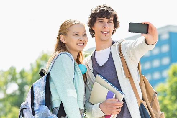 Amigos de la universidad tomando selfie — Foto de Stock