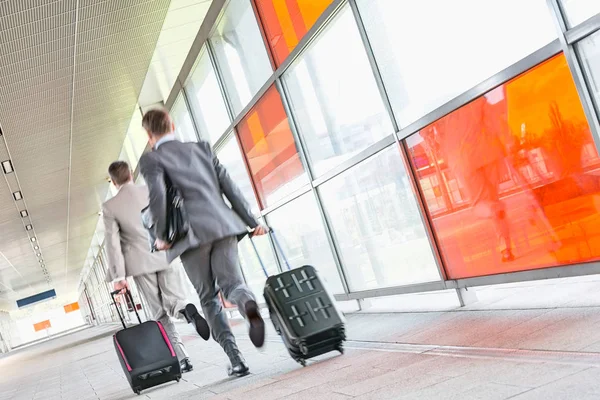 Hommes d'affaires avec bagages se précipitant — Photo