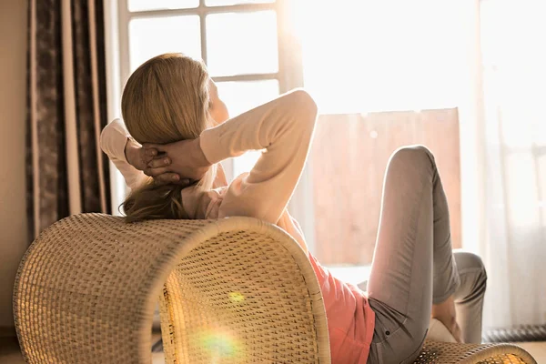 Mujer Relajante en silla —  Fotos de Stock