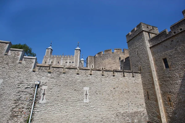 Tower of London tegen blauwe hemel — Stockfoto