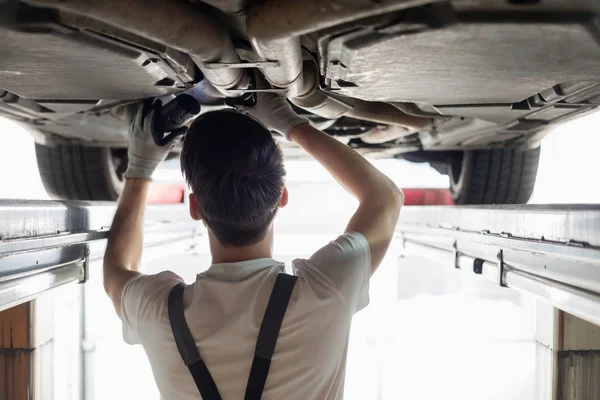 Automobile mechanic examining car — Stock Photo, Image