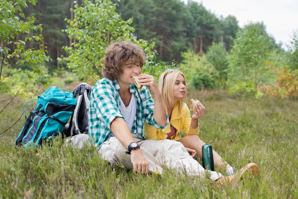 Escursionismo coppia mangiare panini — Foto Stock