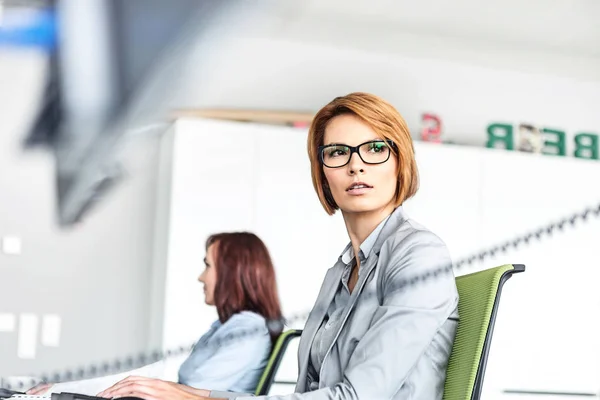 Zakenvrouw werkt op de computer — Stockfoto