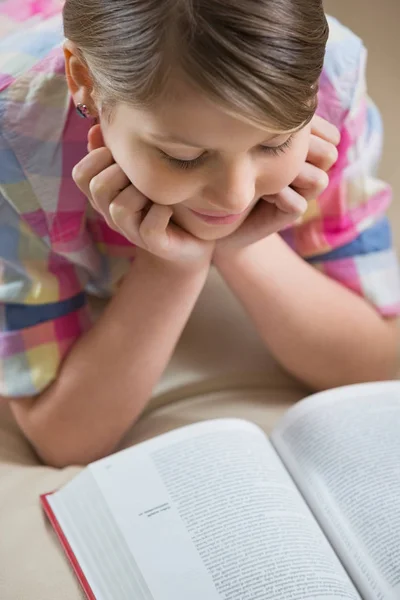 Chica leyendo libro — Foto de Stock