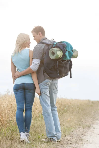 Couple standing together in field — Stock Photo, Image