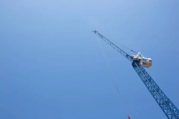Crane against blue sky — Stock Photo, Image