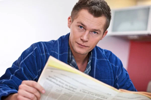 Homem lendo jornal — Fotografia de Stock