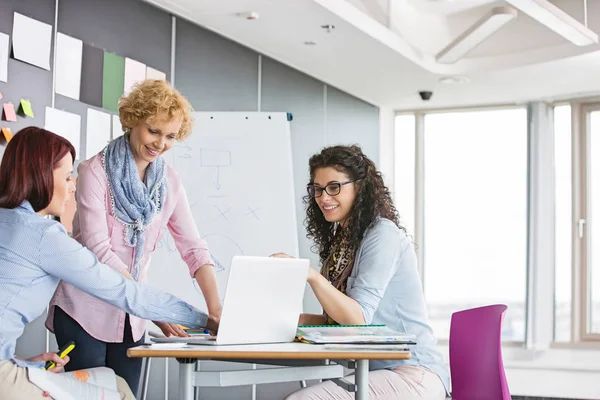 Geschäftsfrauen arbeiten zusammen — Stockfoto