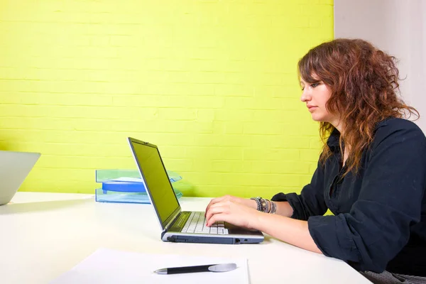 Femme travaillant à l'ordinateur — Photo