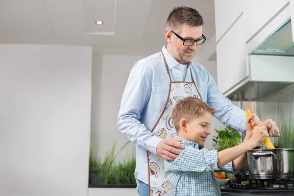 Père et fils préparant des spaghettis — Photo