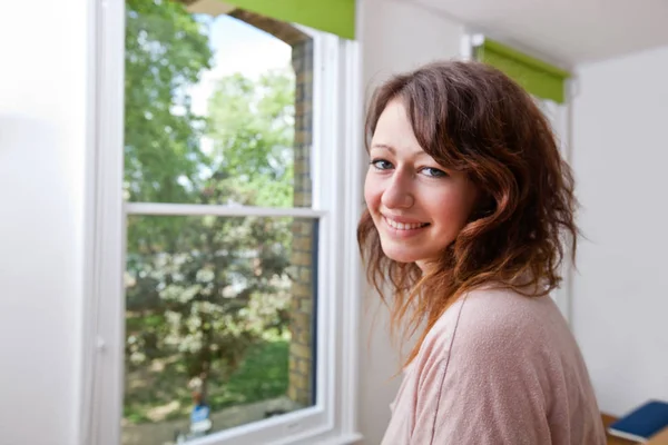 Junge Frau im trendigen Büro — Stockfoto