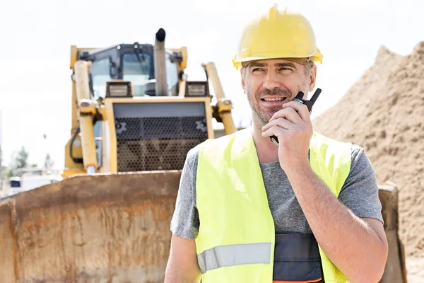 Vertrouwen toezichthouder met behulp van walkie-talkie — Stockfoto