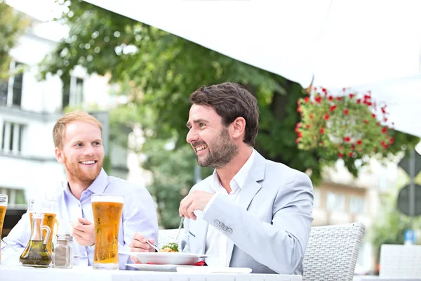 Empresários felizes tendo comida — Fotografia de Stock