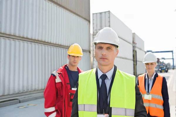 Equipo de trabajadores seguros — Foto de Stock