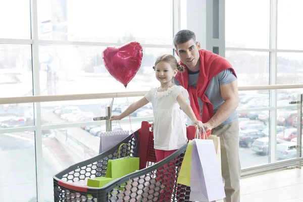 Far och dotter shopping — Stockfoto