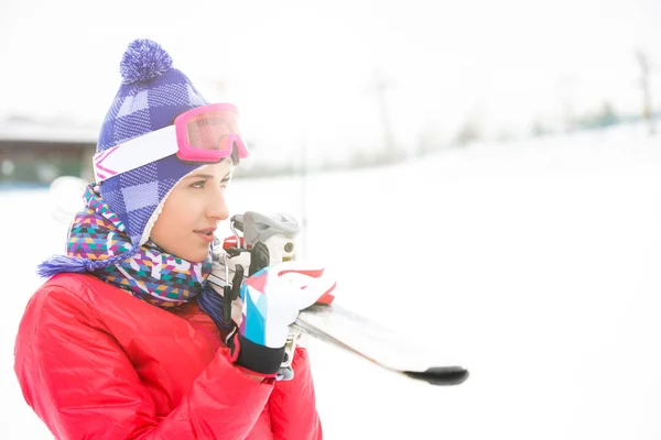 Frau trägt Skier im Freien — Stockfoto