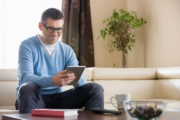 Uomo utilizzando tablet pc — Foto Stock