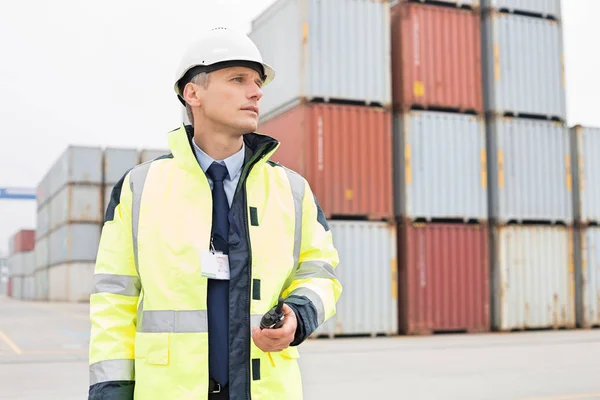 Hombre sosteniendo walkie-talkie — Foto de Stock