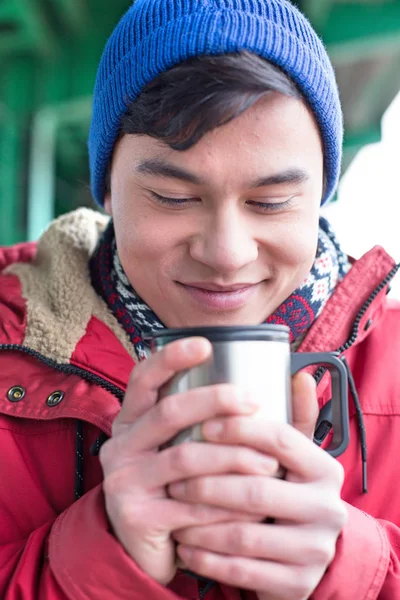 Usmívající se muž dívá na kávu — Stock fotografie