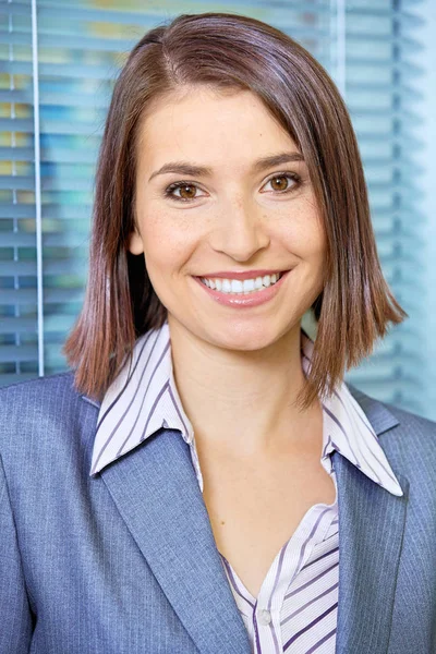 Mujer de negocios sonriente — Foto de Stock