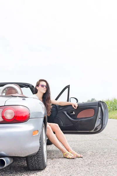 Ung kvinde sidder i cabriolet - Stock-foto