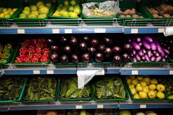 Grönsaker och frukt i snabbköpet — Stockfoto