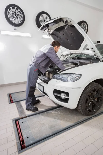 Auto monteur reparatie motor van de auto — Stockfoto