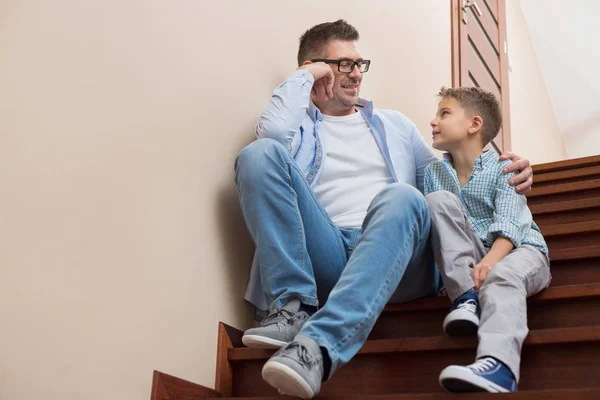 Otec a syn sedí na schodech — Stock fotografie