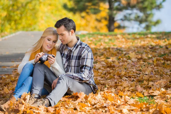 Pareja en el parque durante el otoño — Foto de Stock