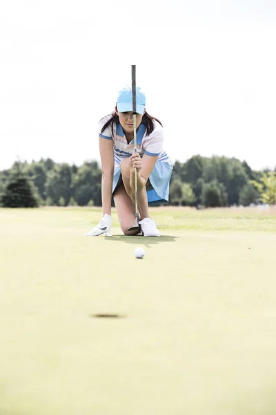 Jonge vrouw gericht bal — Stockfoto