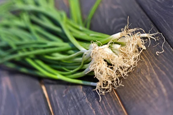 Schnittlauch auf Holztisch — Stockfoto