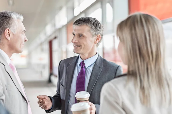 Hombre de negocios comunicándose con colegas —  Fotos de Stock