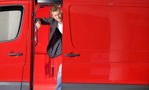 Мужчина смотрит в дверь фургона — стоковое фото