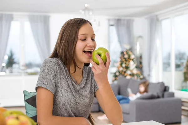 Mädchen isst Apfel — Stockfoto