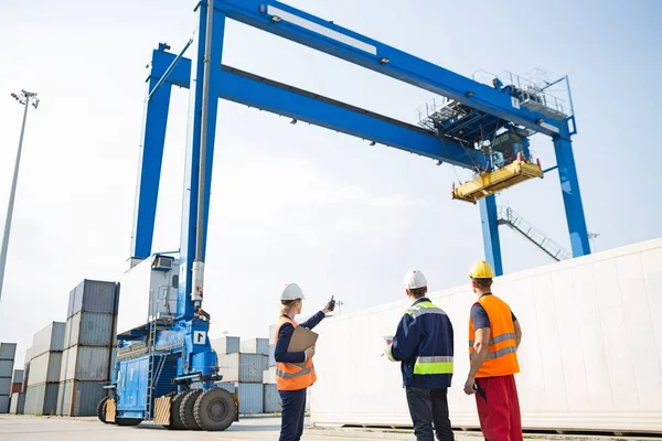 Workers discussing at shipping yard — Stock Photo, Image