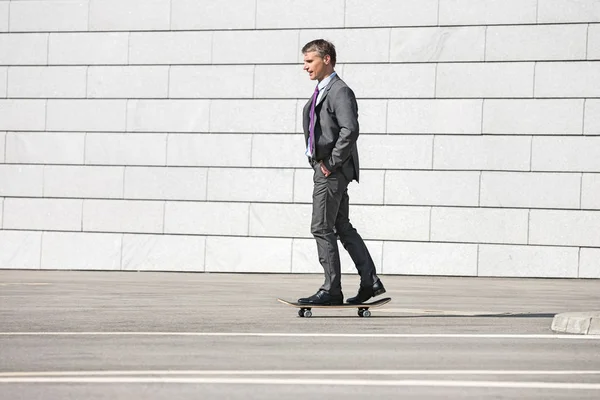 Businessman skateboarding on street — Stock Photo, Image