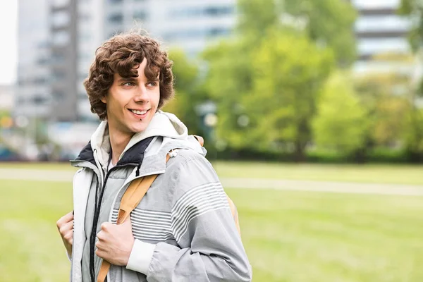 Leende unga manliga universitetsstudent — Stockfoto