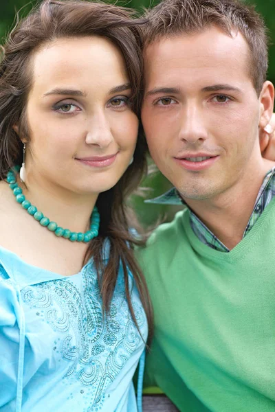 Jeune couple souriant — Photo